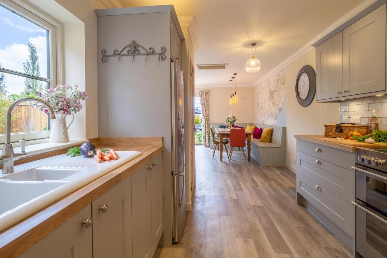 Immaculate Luxury Retreat In Pretty Village With Great Pubs - Box Valley Cottage Сток-бай-Нейленд Экстерьер фото